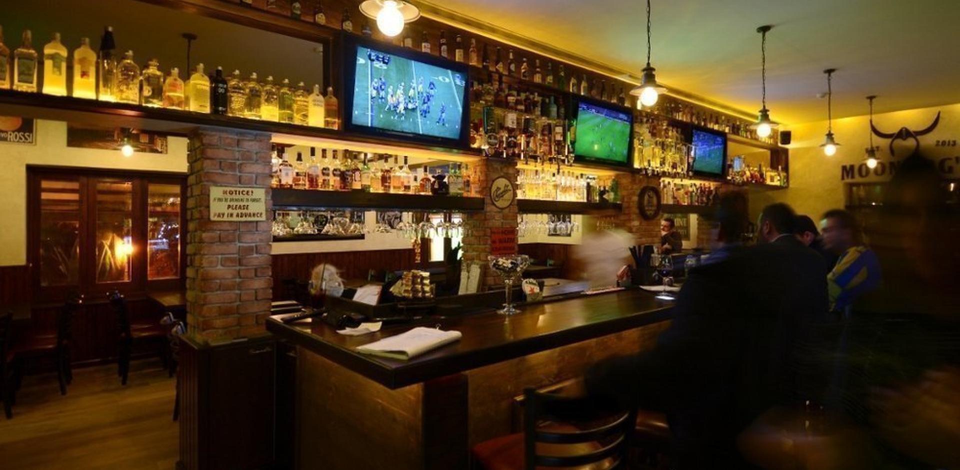 ..Moondog's Bar & Grill